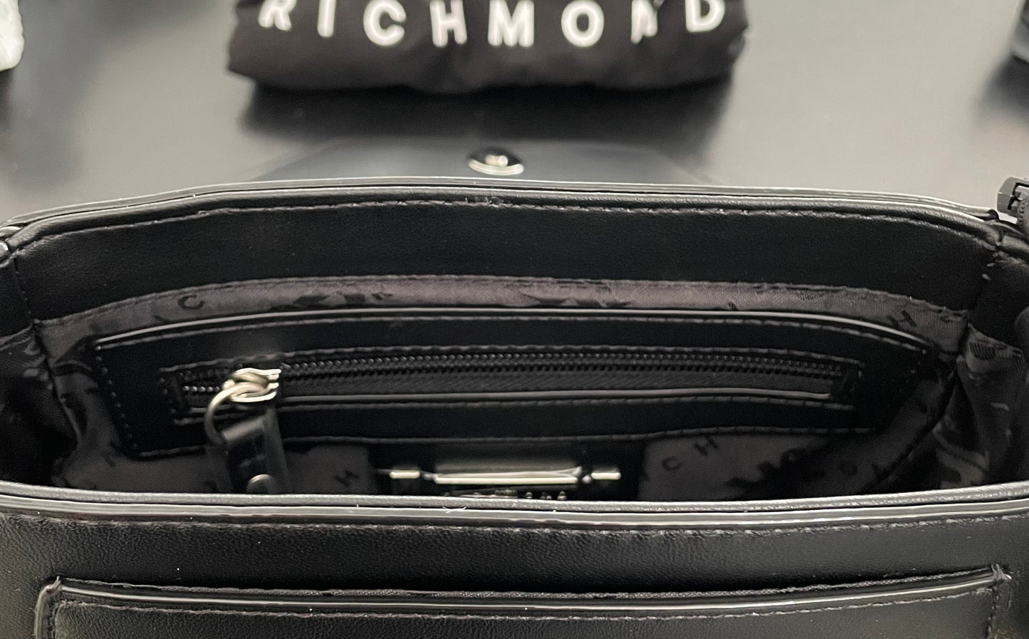 John Richmond Tasche schwarz silberne Kette