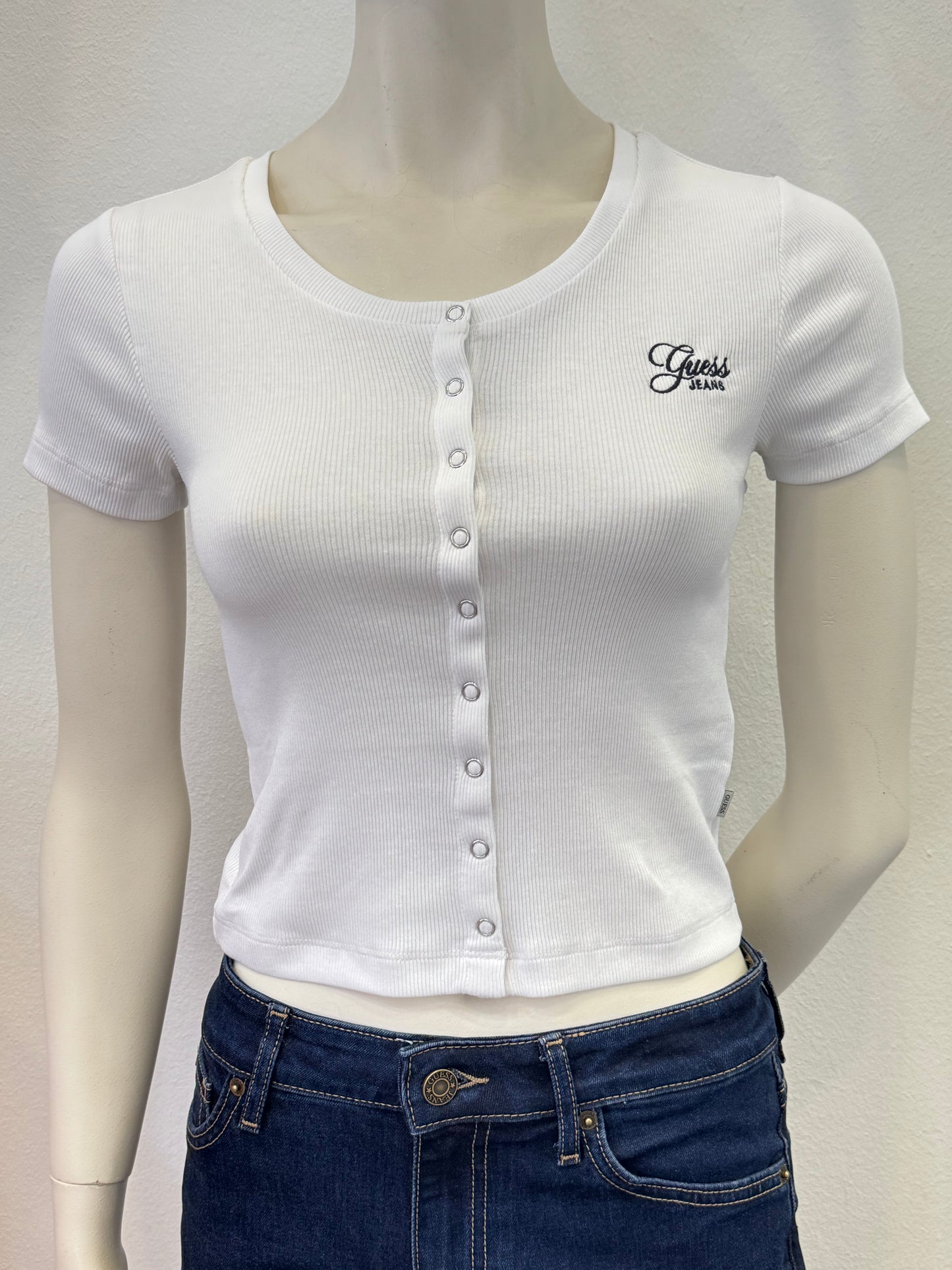 Guess Cropped T-shirt weiß Knöpfchen